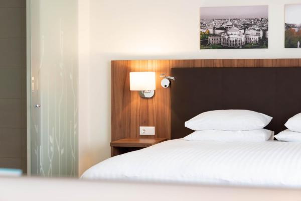 One-Bedroom King Suite with Garden View